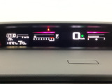 デジタル表示のスピードメーターとタコメーターを大きく配した見やすいメーター部になっています。左側のインフォメーション画面でオドメーターや燃費などの情報を確認できます。