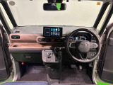 シックなインテリアカラーの運転席空間。フロントガラス面積や位置取りが良く、Aピラーの内装色や形状にこだわることで前方・右前・左前方向の視認性がいいですよ!