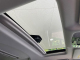 【サンルーフ】開放感たっぷりの希少装備、サンルーフが装着されています!車内に明かりを取り入れたり景色を楽しむ以外にも、車内の空気も簡単に換気できて快適です!