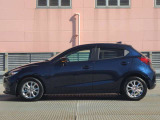 純正アルミで全体的にデザインがまとまっています。車も人も、オシャレはまずは足元からですね。