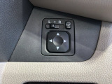 狭い駐車場で便利な電動格納ドアミラーが付いています。