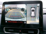 パノラミックビューモニター付きです。車両を上から見たような映像をディスプレイオーディオ画面に表示。運転席からの目視だけでは見にくい、車両周辺の状況をリアルタイムでしっかり確認できます。