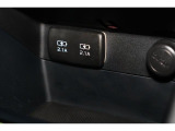 小物の収納に便利なセンタートレイには携帯デバイスの充電可能なUSB出力電源付です。