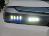 切れにくく明るいLEDヘッドライト装備