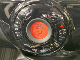 【オートエアコン】一度お好みの温度に設定すれば、車内の温度を検知し風量や温度を自動で調整。暑い&hellip;寒い&hellip;と何度もスイッチ操作をする必要はありません。快適な車内空間には必須の機能ですね♪