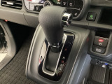 CVT車のセレクトレバーです。低速から高速まで、変速ショックのないスムーズな走りを実現するとともに、エンジン効率のよい領域を維持することで燃費にも貢献します。