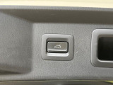 【パワーバックドア】スマートキーや運転席のボタンを押すだけでリアゲートが自動で開閉します!荷物を持っている時や、高い位置にあるバックドアを閉める際に便利な機能です♪