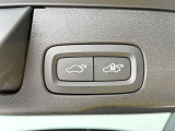 【パワーバックドア】スマートキーや運転席のボタンを押すだけでリアゲートが自動で開閉します!荷物を持っている時や、高い位置にあるバックドアを閉める際に便利な機能です。