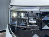LEDライトは白色光で遠くまで明るく照らし、夜間の安全運転をサポートします