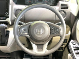 インテリアに合わせたデザインのステアリングは、運転される方のことも考え、運転しやすい形状、大きさです。是非一度、実際に触ってお確かめください。