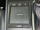手元でナビゲーションなどの操作を可能にする「リモートタッチ」は、運転姿勢の変化を抑制し、スムーズな操作が可能です。