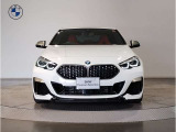 【BMWの伝統-1】BMWの特徴的な&ldquo;キドニーグリル&rdquo;は、80年以上続く伝統の形でございます。変わらないこだわりのデザインが、プレミアムブランド&ldquo;BMW&rdquo;を創り出します。