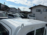 目立つキズ凹み等はありませんが、中古車という商品の特性ルーフには子キズや塗装しみがあります