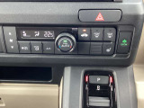 オートエアコンなので操作簡単!運転席にはシートヒーターもあるので寒い時に重宝しますよ!
