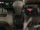 CVT車のセレクトレバーです。低速から高速まで、変速ショックのないスムーズな走りと、エンジン効率のよい領域を維持して燃費にも貢献します。サイドブレーキはスイッチ操作の電子制御パーキングブレーキです。