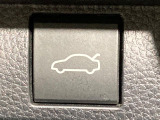 【パワーバックドア】スマートキーや運転席のボタンを押すだけでリアゲートが自動で開閉します!荷物を持っている時や、高い位置にあるバックドアを閉める際に便利な機能です♪