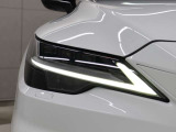 LEDヘッドランプにはアダプティブハイビームシステム「AHS」を採用。光検出カメラで車両検出をし、先行車や対向車に直接ハイビームを当てないように部分遮光します。