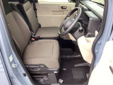 運転席には大きなアームレストが付いてます。