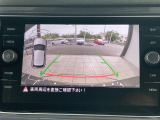 ギアをリバースに入れると車両後方の映像を映し出します。画面にはガイドラインが表示され、車庫入れや縦列駐車などの際に安全確認をサポートします。