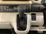 CVT車のセレクトレバーです。低速から高速まで、変速ショックのないスムーズな走りと、エンジン効率のよい領域を維持して燃費にも貢献します。サイドブレーキはスイッチ操作の電子制御パーキングブレーキです。