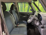 運転席まわりには十分なスペースがあり、大柄な方でもゆったり運転していただける環境です。