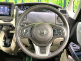 インテリアに合わせたデザインのステアリングは、運転される方のことも考え、運転しやすい形状、大きさです。是非一度、実際に触ってお確かめください。