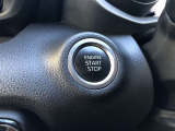 エンジンスタートボタンです。キーが車内にあれば、エンジンの始動・停止はブレーキを踏んでスイッチを押すだけ!キーを取り出す手間を省き、ワンプッシュでエンジンを操作するので簡単でスムーズです。