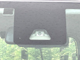 【スマートアシスト】走行中に前方の車両等を認識し、衝突しそうな時は警報とブレーキで衝突回避と被害軽減をアシスト。より安全にドライブをお楽しみいただけます。