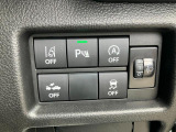 【車線逸脱警報機能】ブザー音とメーター表示で車線からのはみ出しを警報します。元の車線に戻す機能ではないため、警報後はご自身でステアリングを操作して下さい。