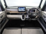 運転席と助手席は足元が繋がっているので自由に行き来しやすいので駐車場が狭いときでも助手席側からスムーズに乗り降りできて便利!