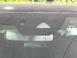 【i-ACTIVESENSE】走行中に前方の車両等を認識し、衝突しそうな時は警報とブレーキで衝突回避と被害軽減をアシスト。より安全にドライブをお楽しみいただけます。