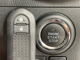 【キーフリーシステム】カバンやポケットに入れたままでもドアの施錠・解錠が可能なスマートキーを装備。エンジンのオン・オフ時もカギを取り出す必要が無いからとっても便利です♪