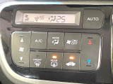 【オートエアコン】一度お好みの温度に設定すれば、車内の温度を検知し風量や温度を自動で調整。暑い&hellip;寒い&hellip;と何度もスイッチ操作をする必要はありません。快適な車内空間には必須の機能ですね♪