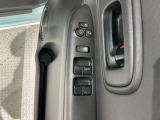 狭い駐車場で便利な電動格納ドアミラーが付いています。