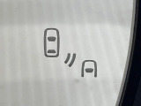 【ブラインドスポットモニター】走行中、ドアミラーの死角になりやすい箇所に後続車が接近するとサイドミラー付近に警告を表示、ドライバーに注意喚起をしてくれます。