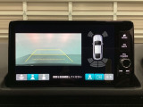 バックでの車庫入れも安心です! リアカメラが付いているバックモニター付のナビディスプレーを装備しております。バンパーについているソナーや、操作線もついており距離感も画面から確認できます。