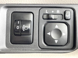 【電動格納ミラー】サイドミラーは電動格納式となっており、狭い駐車場でもキズがつくリスクを抑えられます。