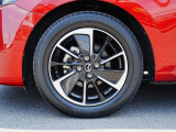 標準装備の純正16インチアルミホイール。タイヤサイズは185/60R16です。