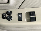 【電動格納ミラー】サイドミラーは電動格納式となっており、狭い駐車場でもキズがつくリスクを抑えられます。