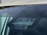 【トヨタセーフティセンス】走行中に前方の車両等を認識し、衝突しそうな時は警報とブレーキで衝突回避と被害軽減をアシスト。より安全にドライブをお楽しみいただけます。