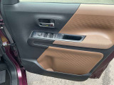 パワーウィンドーのメインスイッチです。運転席はオートになっているのでワンタッチ開閉することが出来ます。