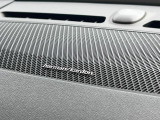【harman kardon】ハーマンカードンのHi-Fiスペシャリストと共に、モデル別に開発・設計された専用チューニングが臨場感溢れる音響空間を実現しています。