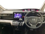 車内は光触媒抗菌消臭施工済です。スタイリッシュなデザインでスポーティなインパネ周りを演出します。グローブボックスやカップホルダーのほかにトレーなどたくさんの収納スペースが付いています。