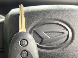 【キーレス】少し離れた場所からでもボタン一つでドアの開錠・施錠ができるのでとっても便利!ドアの鍵穴周りに傷をつけることもありません♪
