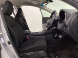 広い足元にゆったり座れるシートには肘掛けも装備しており長距離の運転でも疲れにくくなってます。女性でも運転がしやすいように、シートの高さ調整機能(シートリフター)がついています。
