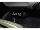 小物の収納に便利なセンタートレイには携帯等のデバイスの充電可能なUSB出力電源付です。