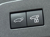 【パワーバックドア】スマートキーや運転席のボタンを押すだけでリアゲートが自動で開閉します!荷物を持っている時や、高い位置にあるバックドアを閉める際に便利な機能です♪