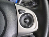 【クルーズコントロール】アクセルペダルを踏まずに定速走行。燃費向上にも貢献し、加速・減速の少ない高速道路などでの運転をより快適に走行できます。