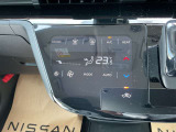 タブレット端末のようなタッチパネル式のオートエアコン採用。凹凸のない滑らかな表面で操作感を高めています。