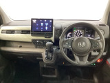 車内は光触媒抗菌消臭施工済です。スタイリッシュなデザインで暖かみのあるインパネ周りを演出します。グローブボックスやカップホルダーのほかにトレーなどたくさんの収納スペースが装備されています。